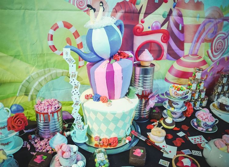 חתונה בקונספט אליס בארץ הפלאות (צילום: אוהד בן יהודה)