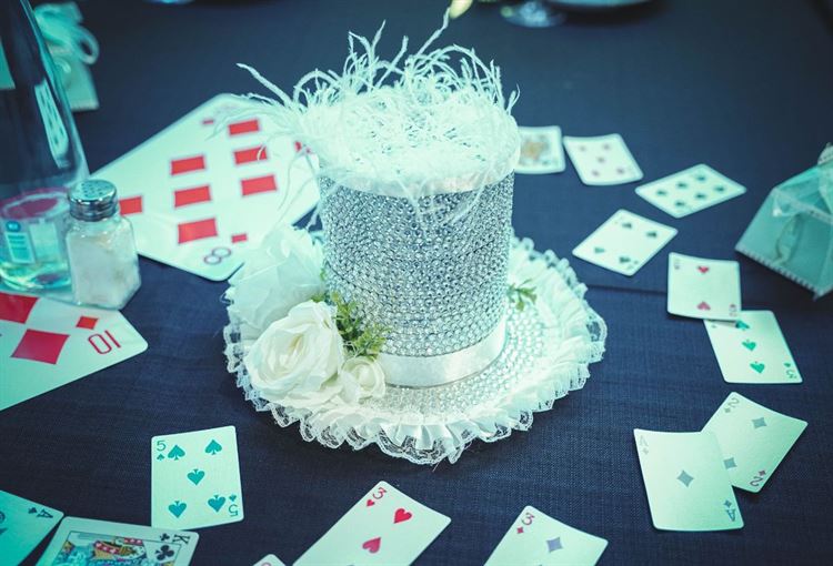 חתונה בקונספט אליס בארץ הפלאות (צילום: אוהד בן יהודה)