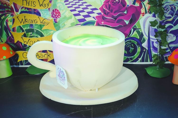 חתונה בקונספט אליס בארץ הפלאות (צילום: אוהד בן יהודה)