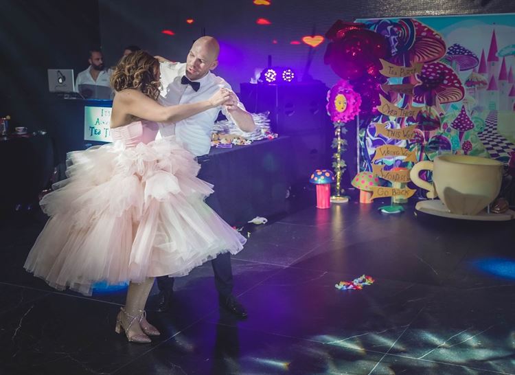 חתונה בקונספט אליס בארץ הפלאות (צילום: אוהד בן יהודה)