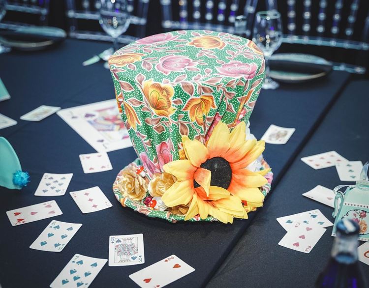 חתונה בקונספט אליס בארץ הפלאות (צילום: אוהד בן יהודה)