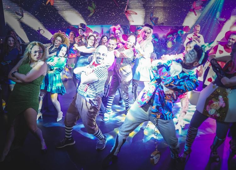 חתונה בקונספט אליס בארץ הפלאות (צילום: אוהד בן יהודה)