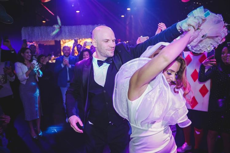 חתונה בקונספט אליס בארץ הפלאות (צילום: אוהד בן יהודה)