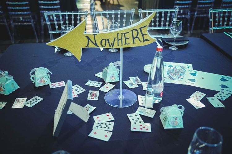 חתונה בקונספט אליס בארץ הפלאות (צילום: אוהד בן יהודה)