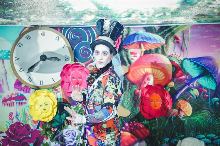 חתונה בקונספט אליס בארץ הפלאות (צילום: אוהד בן יהודה)