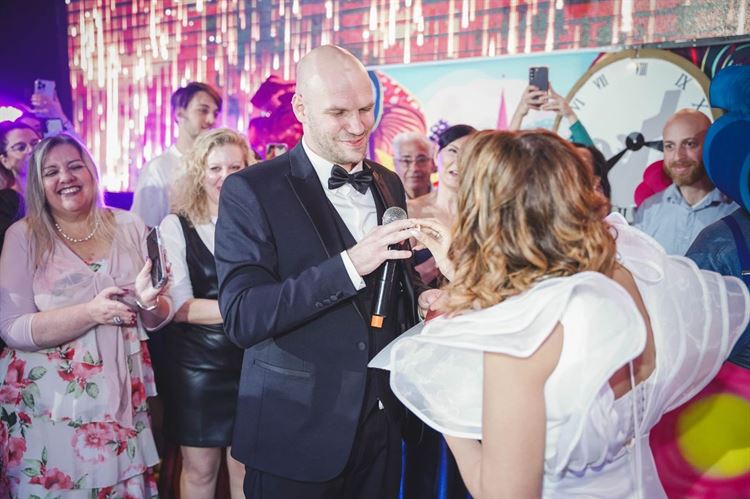 חתונה בקונספט אליס בארץ הפלאות (צילום: אוהד בן יהודה)