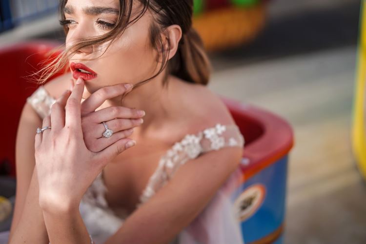 אדום נועז הוא טוויסט מעניין (צילום: וואלה! מזל טוב)