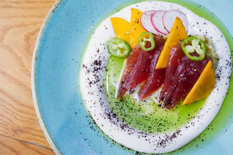 סשימי טונה אדומה על מצע יוגורט טבעוני (צילום: וואלה! מזל טוב)