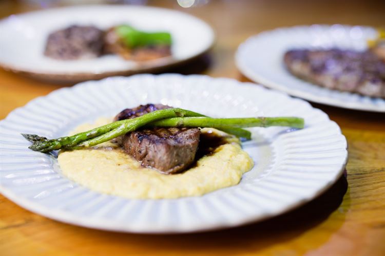 פילה בקר על מצע פולנטה כמהין (צילום: וואלה! מזל טוב)