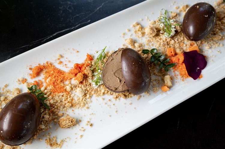 ביצת הפתעה משוקולד במילוי מוס כבד (צילום: וואלה! מזל טוב)