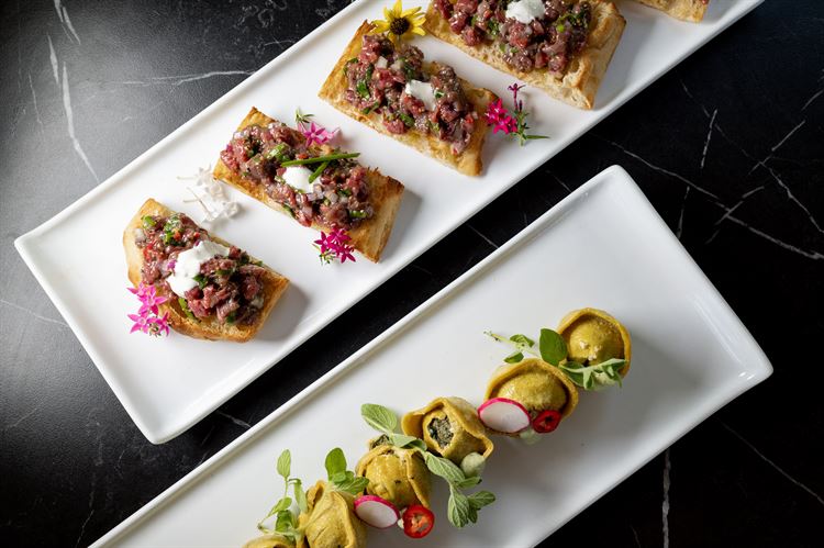 טרטר בקר וטורטליני במיולי עגל (צילום: וואלה! מזל טוב)