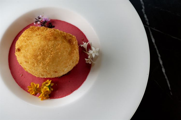 פליני במילוי בשר טלה על מצע קרם סלק (צילום: וואלה! מזל טוב)