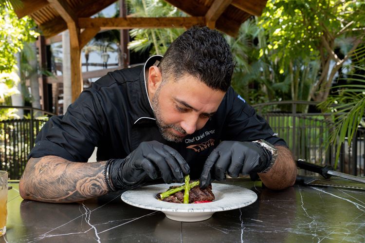 השף אוריאל סרור (צילום: וואלה! מזל טוב)