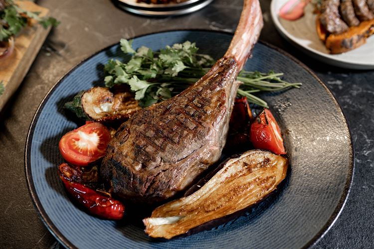 נתח טומהוק עסיסי (צילום: וואלה! מזל טוב)