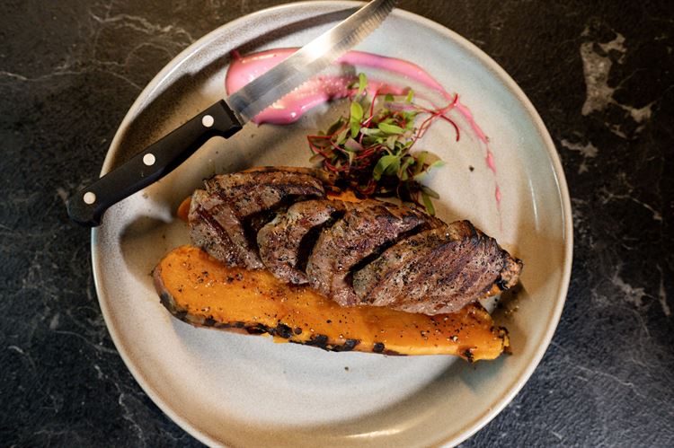 מדלוני פילה בקר לצד בטטת מדורה (צילום: וואלה! מזל טוב)