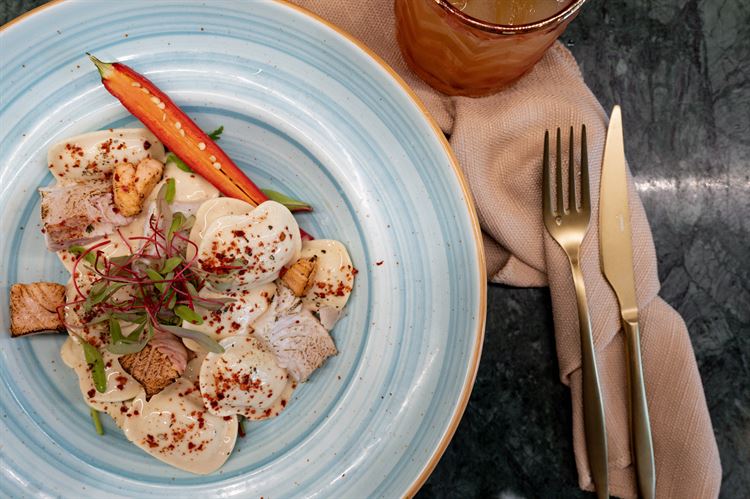 קוביות סלמון ורביולי בטטה (צילום: וואלה! מזל טוב)