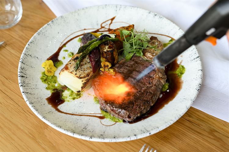 אנטריקוט צרוב על המנגל עם גראטן תפוחי אדמה וירקות שורש (צילום: וואלה! מזל טוב)