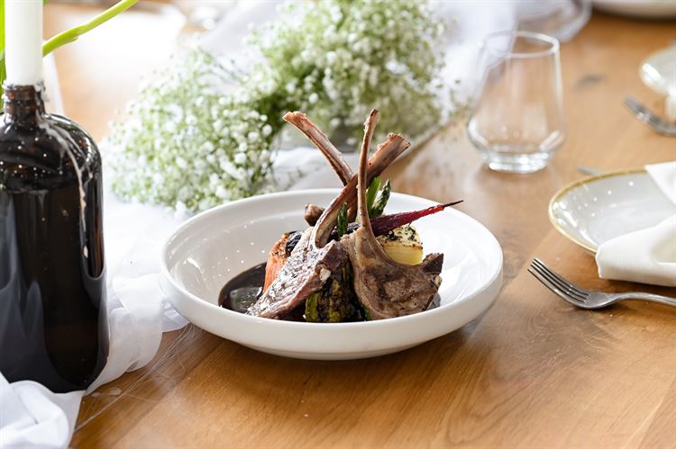 צלעות בייבי כבש, מוגש על רוטב יין מצומצם (צילום: וואלה! מזל טוב)