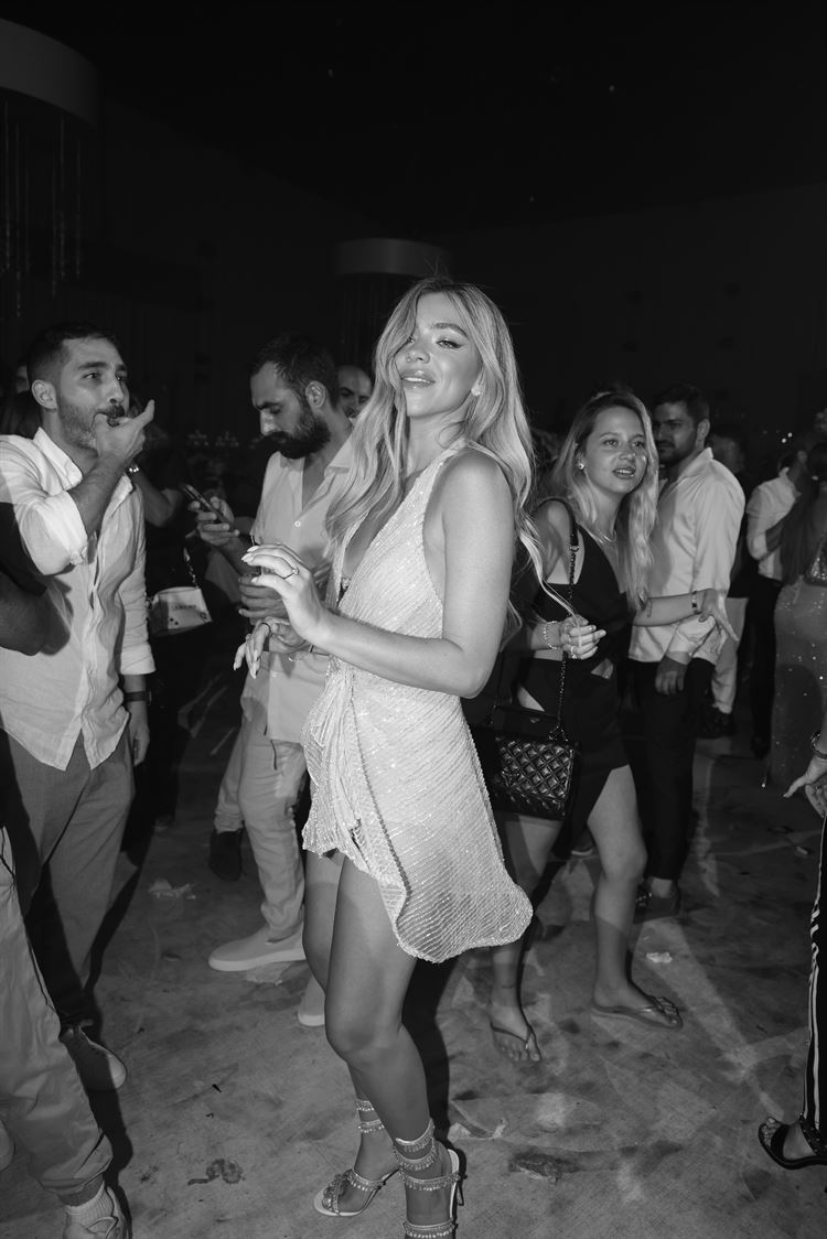 שילוב של שמלת מיני וחולצת וי - השמלה השלישית (צילום: ברנז'ה צלמים)