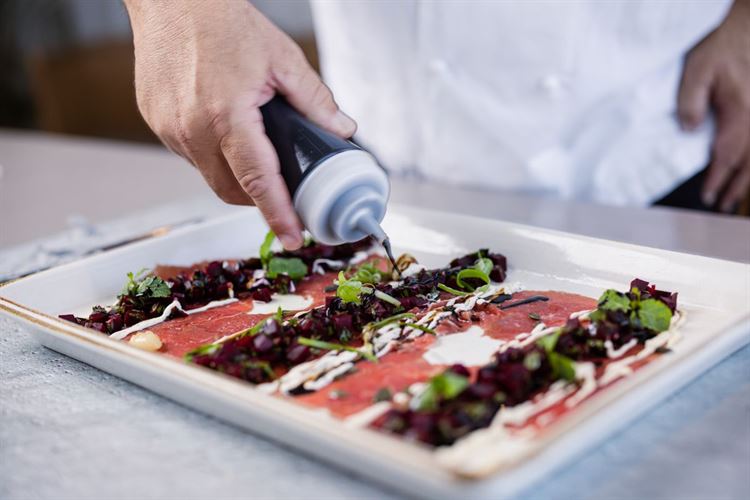 קפצ'יו פילה בקר לצד סלט סלקים (צילום: וואלה! מזל טוב)