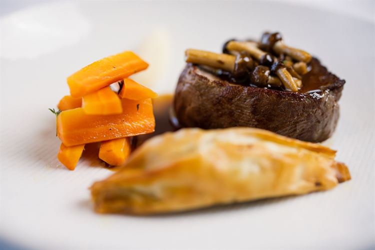 פילה בקר לצד מאפה שקדי עגל (צילום: וואלה! מזל טוב)