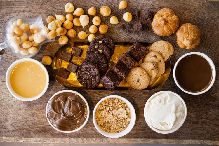 מגוון של קינוחים לסיום מתוק במיוחד (צילום: וואלה! מזל טוב)