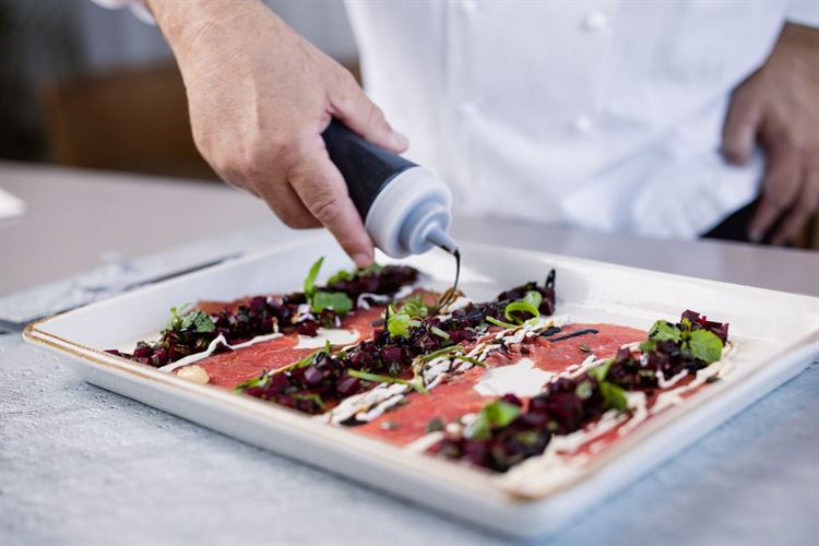 הכובע החדש של השף מושיק רוט בריזרוט האירועים קאי 4