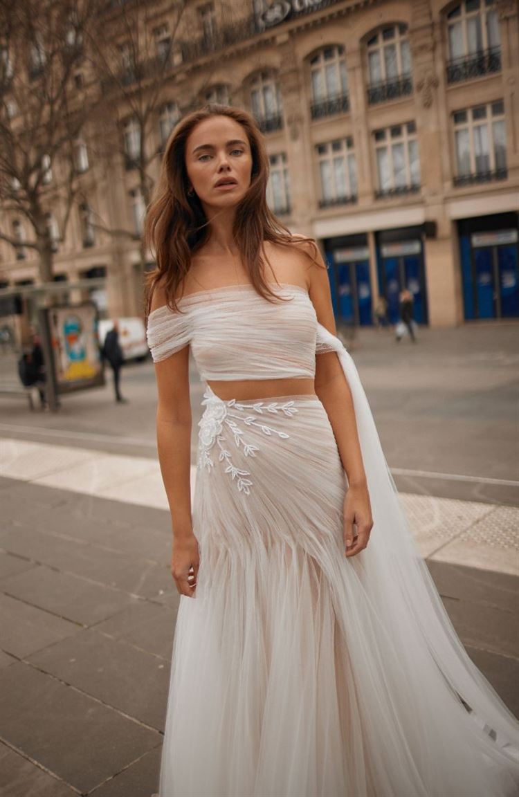 רומנטיקה במיטבה: קולקציית שמלות הכלה של ליז מרטינז לשנת 2025 8