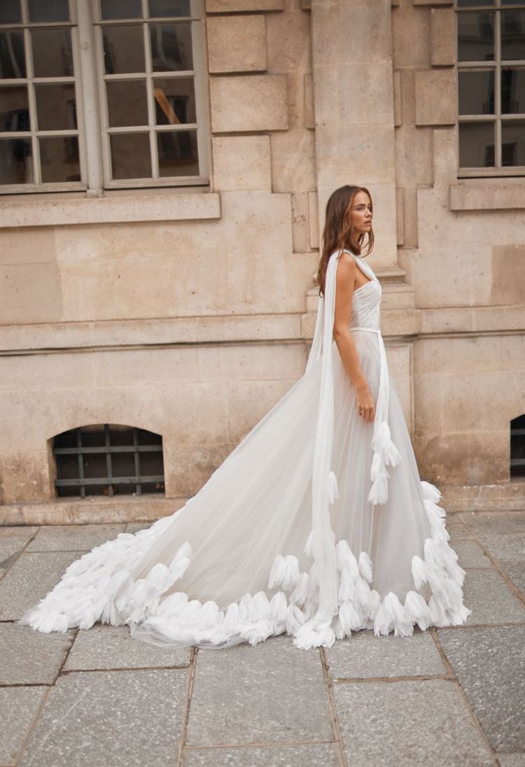 רומנטיקה במיטבה: קולקציית שמלות הכלה של ליז מרטינז לשנת 2025 11