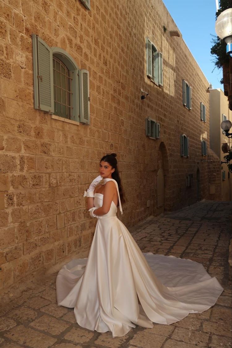 קולקציית 2025 של איילה עזרא: חגיגה של נשיות וקסם 2