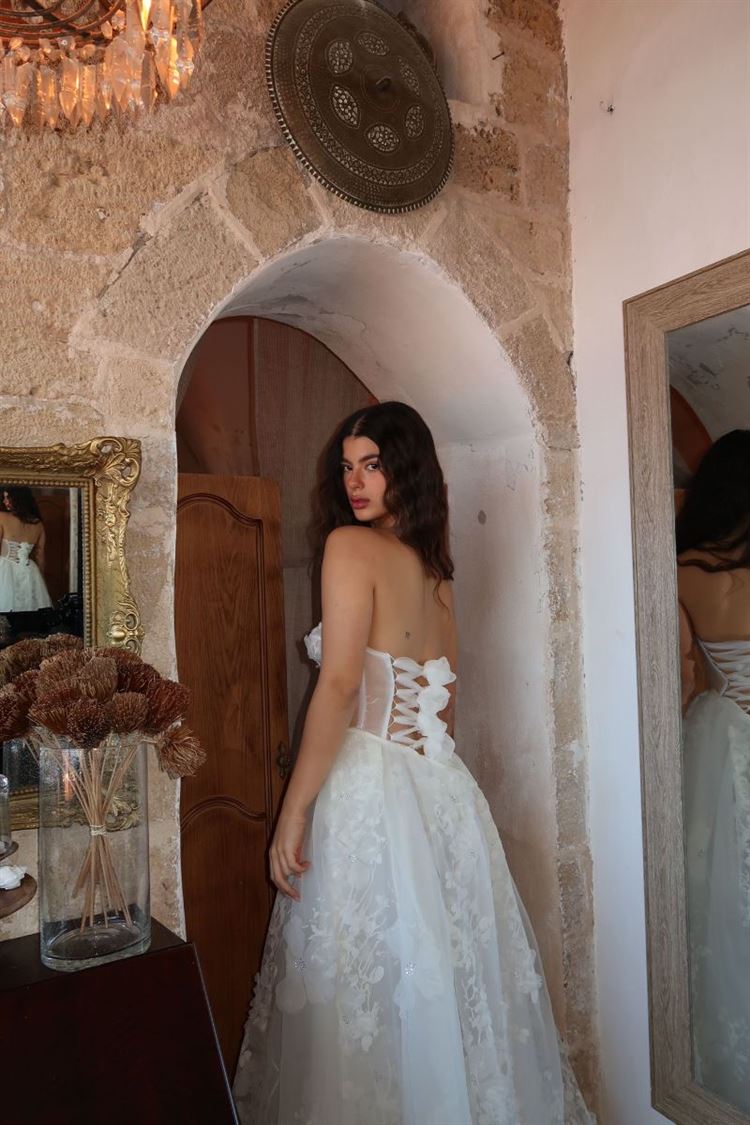 קולקציית 2025 של איילה עזרא: חגיגה של נשיות וקסם 4