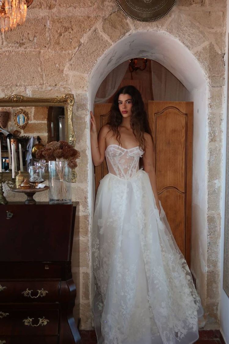 קולקציית 2025 של איילה עזרא: חגיגה של נשיות וקסם 5