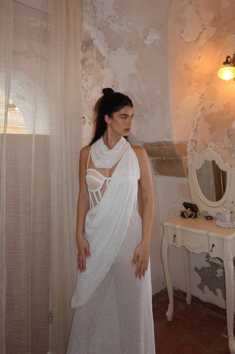 קולקציית 2025 של איילה עזרא: חגיגה של נשיות וקסם 14