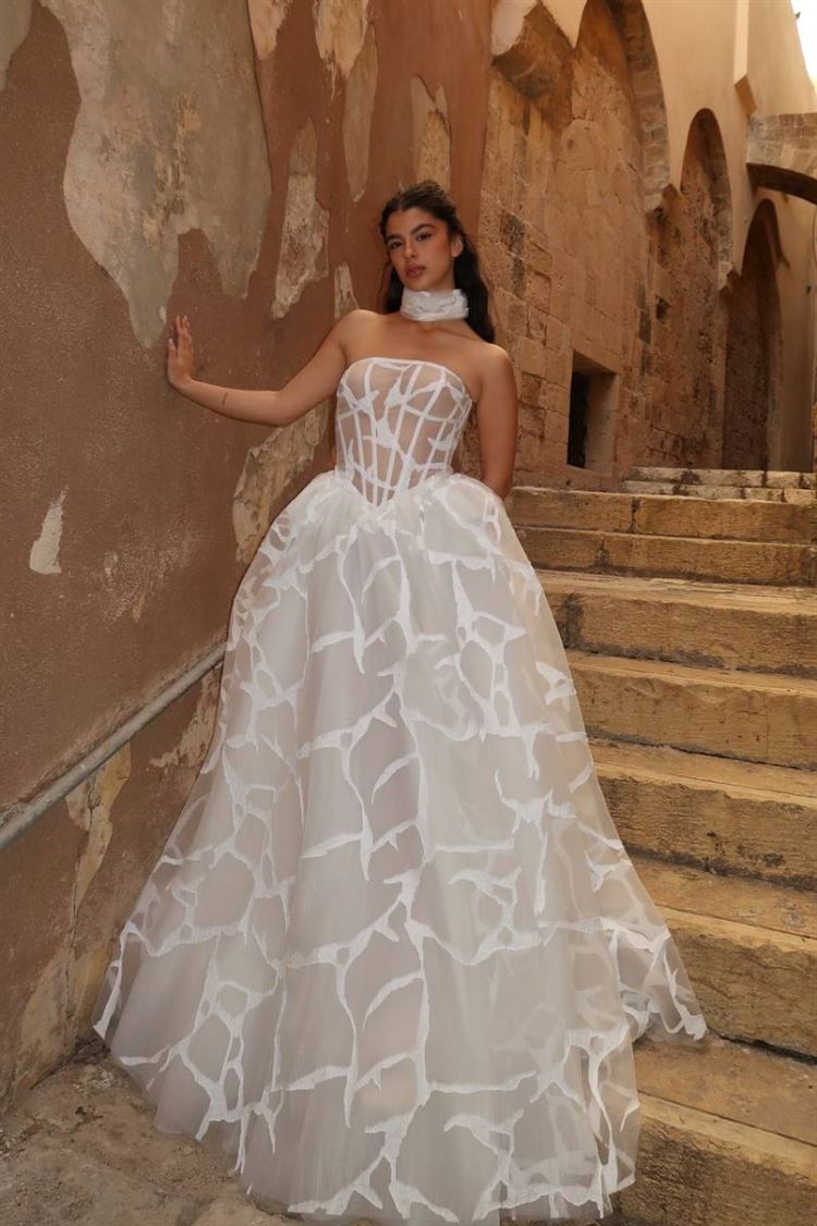 קולקציית 2025 של איילה עזרא: חגיגה של נשיות וקסם 6