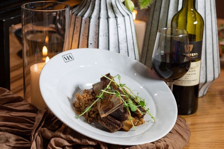 אסאדו עגל על העצם על מצע ריזוטו פטריות כמהין, צילום: יח