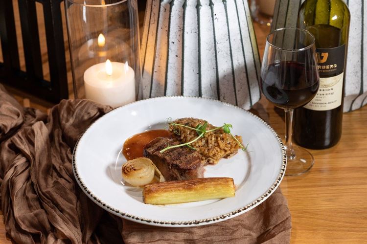 פילה בקר מוגש לצד קונפי כרישה ובצל שרוף, צילום: יח