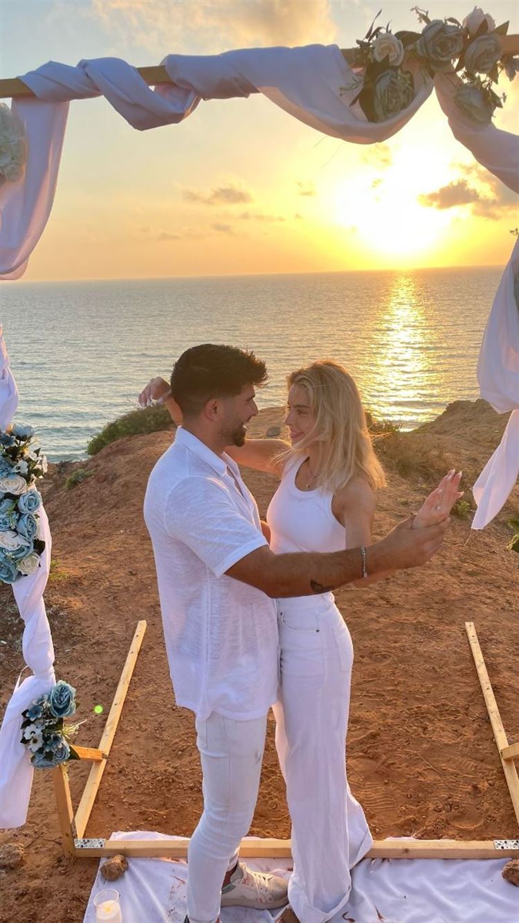 הצעה אל מול השקיעה