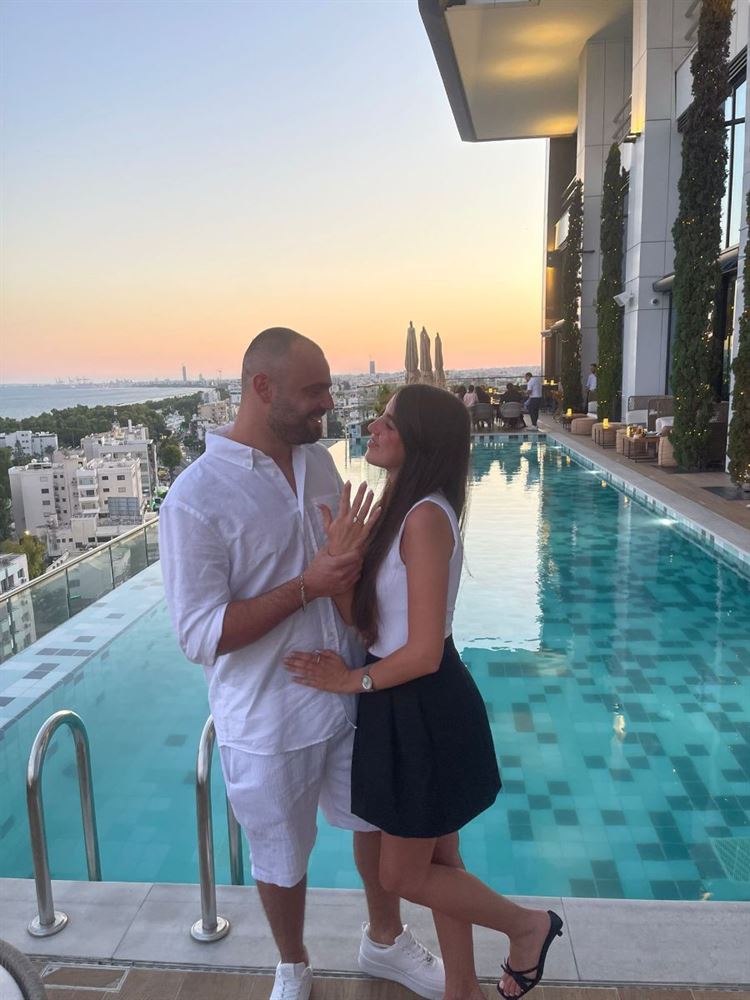 הצעה אינטמית וקסומה