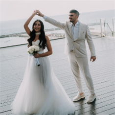 קוקטיילים, לדים וירח ענק מעל הרחבה: לירון וניסן חוגגים בסטייל 