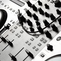 איך להרים את הרחבה? שירי חתונה מקפיצים לשנת 2026