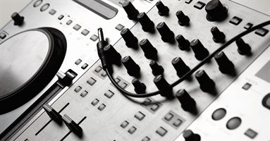 איך להרים את הרחבה? שירי חתונה מקפיצים לשנת 2026