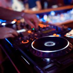 שירי חתונה 2026: המדריך שיעזור לכם בבחירת סגנון המוזיקה בחתונה