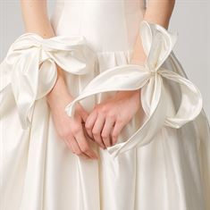 הנסיכות החדשות: שמלות מלכותיות שמגדירות מחדש את המראה הנקי