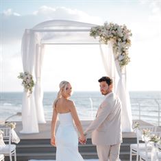 הפתעה כפולה: החופשה שהוא חשב שהיא בשבילו - והפכה להצעה שלה 