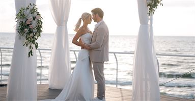 הפתעה כפולה: החופשה שהוא חשב שהיא בשבילו - והפכה להצעה שלה 