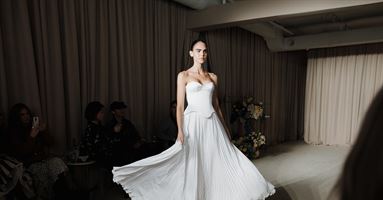 פיסול בלבן: טרנד המחוכים המוארכים שמשנה את צללית הכלה