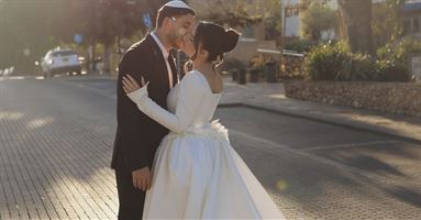 אהבה ממבט ראשון, ארבע אזעקות בחינה וחופה שאף אחד לא הצליח להישאר אדיש אליה