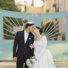 אהבה ממבט ראשון, ארבע אזעקות בחינה וחופה שאף אחד לא הצליח להישאר אדיש אליה
