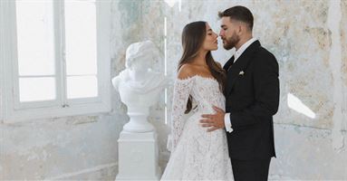 היא שאלה בצחוק 'מי זה החתיך הזה?' - ולא ידעה שזה יהיה בעלה