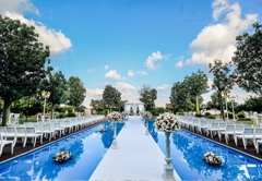 עלמה על שפת הבריכה